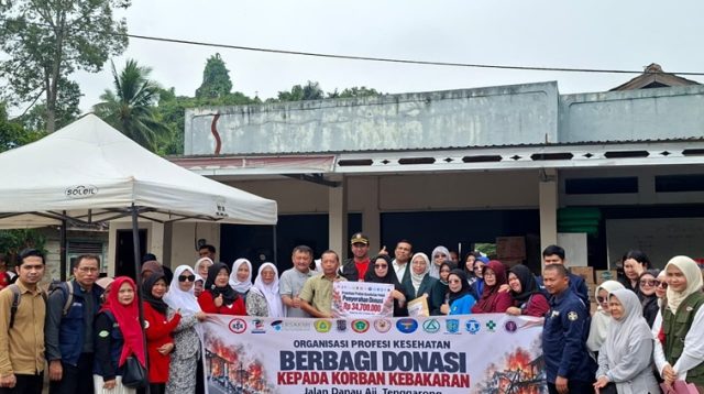 Organisasi Profesi Kesehatan Salurkan Donasi untuk Korban Kebakaran di Jalan AM Alimuddin, Posko Kelurahan Melayu, Tenggarong, Sabtu (10/10/26). (Dilla/lingkarkaltim)