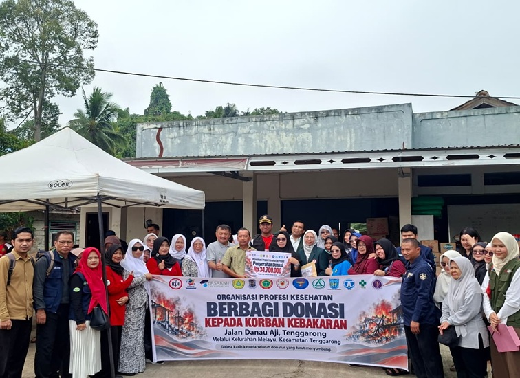 Organisasi Profesi Kesehatan Salurkan Donasi untuk Korban Kebakaran di Jalan AM Alimuddin, Posko Kelurahan Melayu, Tenggarong, Sabtu (10/10/26). (Dilla/lingkarkaltim)