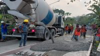Perbaikan jalan di desa Loh Sumber, Rabu (28/10/2026) (Rizki/Lingkarkaltim)