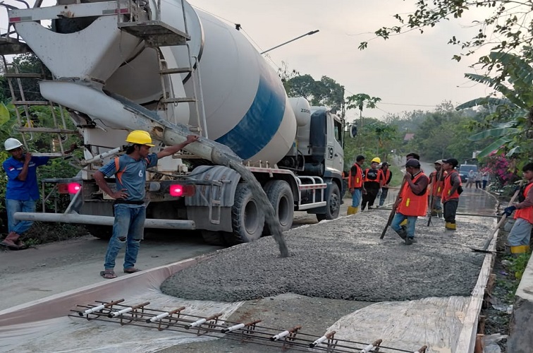 Perbaikan jalan di desa Loh Sumber, Rabu (28/10/2026) (Rizki/Lingkarkaltim)