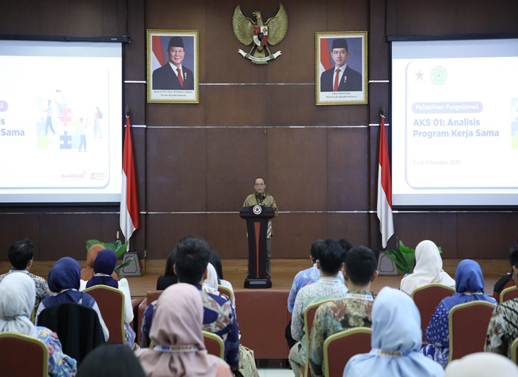 Penutupan Pelatihan Fungsional AKS 01 – Analisis Program Kerja Sama Batch 2, Jumat (09/10/2026) di Jakarta. (Dok. Humas Kemensetneg)