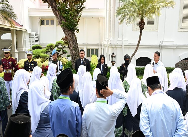 Kunjungan dari SMP Al-Azhar Syifa Budi Jakarta dan SMP Al-Wildan Islamic School 15 Bekasi di Aula Hoegeng, Gedung Sekretariat Kabinet, Kemensetneg, Jakarta, Selasa (06/10/2026). (dok. setneg.go.id)