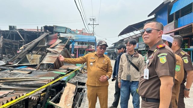 Kejaksaan Negeri (Kejari) Kutai Kartanegara bersama PWI melakukan kunjungansekaligus menyerahkan bantuan untuk korban kebakaran di Muara Muntai.(Dok.PWI Kukar)