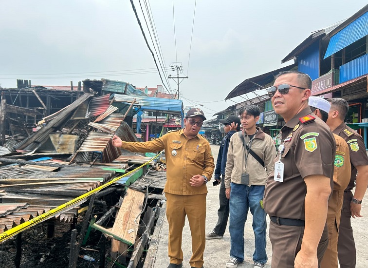 Kejaksaan Negeri (Kejari) Kutai Kartanegara bersama PWI melakukan kunjungansekaligus menyerahkan bantuan untuk korban kebakaran di Muara Muntai.(Dok.PWI Kukar)