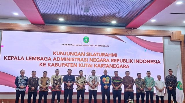 Teks Foto: Kunjungan silaturahmi kepala lembaga administrasi negara (LAN) republik indonesia (RI) ke kabupaten kutai kartanegara (Kukar), Pendopo Bupati Kukar, Kamis (1/10/26). (Dilla/lingkarkaltim)