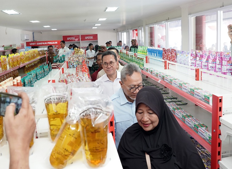 Pemantauan Koperasi Desa/Kelurahan Merah Putih (KDKMP) oleh Menteri Perdagangan, Budi Santoso bersama Menteri Koordinator Bidang Pangan, Zulkifli Hasan di Sukoharjo, Jawa Tengah, Selasa (13/10/26). (dok. Kemendag RI)