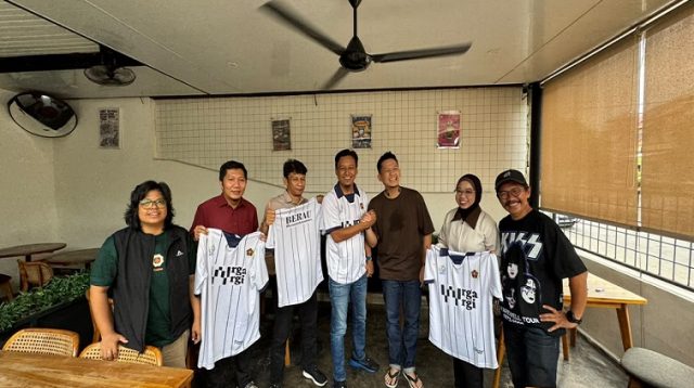 Ketua PWI Berau,Yudhi Perdana Bersama Founder Creative Hub Warga Wargi, Aldi (Nadzriel/Lingkarkaltim)