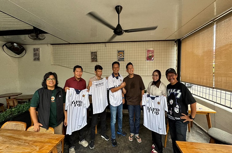 Ketua PWI Berau,Yudhi Perdana Bersama Founder Creative Hub Warga Wargi, Aldi (Nadzriel/Lingkarkaltim)