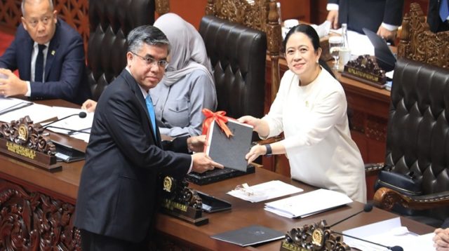 Menteri Ketenagakerjaan, Yassierli (kiri). (dok. kemnaker.go.id)