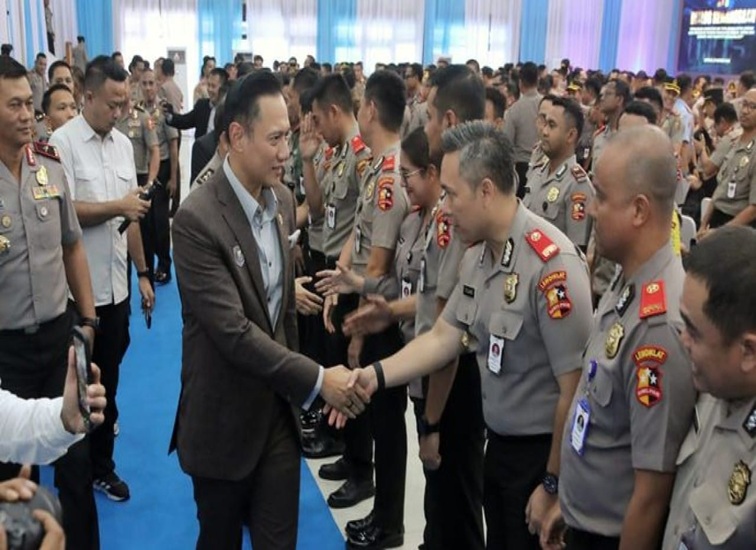 Menteri Koordinator Bidang Infrastruktur dan Pembangunan Kewilayahan Agus Harimurti Yudhoyono dalam acara Dialog Kebangsaan di Sespim Lemdiklat Polri, Lembang, Jawa Barat, Selasa (27/10/2026). (dok. tribratanews.polri.go.id)