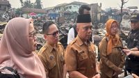 Asisten I Ahmad Taufik Hidayat meninjau lokasi kebakaran di Danau Aji Gang Wakaf 2, Selasa (6/10/2026) (Rizki/Lingkarkaltim)