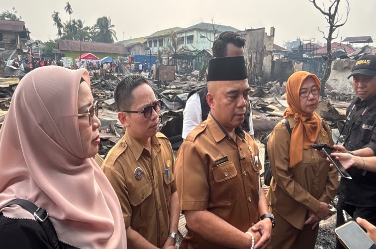 Asisten I Ahmad Taufik Hidayat meninjau lokasi kebakaran di Danau Aji Gang Wakaf 2, Selasa (6/10/2026) (Rizki/Lingkarkaltim)