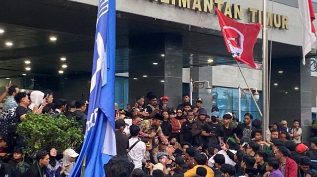 Kondisi Kantor Gubernur Kaltim saat aksi Gerakan Rakyat Menggugat, Rabu (21/10/2026). (Devi/Lingkarkaltim)