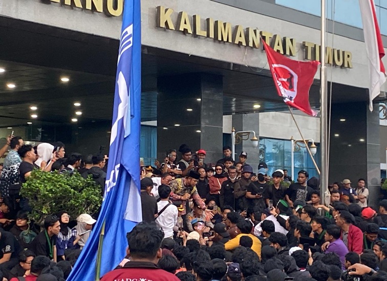 Kondisi Kantor Gubernur Kaltim saat aksi Gerakan Rakyat Menggugat, Rabu (21/10/2026). (Devi/Lingkarkaltim)