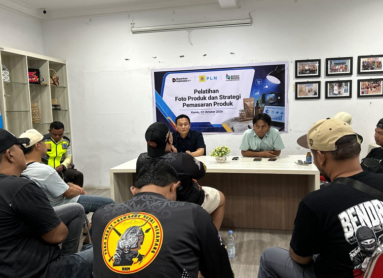 Aksi Demo di Kantor PLN Tenggarong (Foto : Hafidz/Lingkarkaltim)