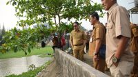 Wali Kota Samarinda, Andi Harun saat meninjau Polder Gang Indra, Jalan Pangeran Antasari (Devi/Lingkarkaltim)