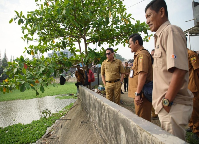 Wali Kota Samarinda, Andi Harun saat meninjau Polder Gang Indra, Jalan Pangeran Antasari (Devi/Lingkarkaltim)