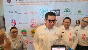 Wali Kota Samarinda, Andi Harun usai menghadiri Pelantikan Pengurus Badan Pimpinan Cabang (BPC) Perhimpunan Hotel dan Restoran Indonesia (PHRI) Kota Samarinda Periode 2026 - 2031 di Hotel Five Premier Samarinda, Rabu (7/10/2026). (Devi/Lingkarkaltim)