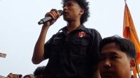 angga Jenderal Lapangan Gerakan Rakyat Menggugat, Angga Wato di halaman Kantor Gubernur Kaltim, Rabu, (21/10/2026). (Devi/Lingkarkaltim)