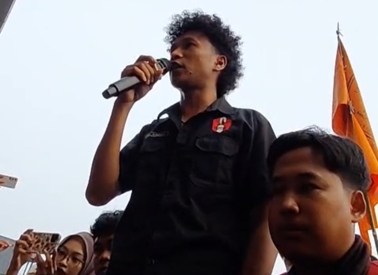 Jenderal Lapangan Gerakan Rakyat Menggugat, Angga Wato di halaman Kantor Gubernur Kaltim, Rabu, (21/10/2026). (Devi/Lingkarkaltim)
