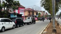Polisi tertibkan pengendara yang antre BBM di SPBU pesut.(Achmad/Lingkarkaltim)