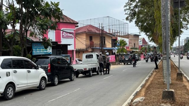 Polisi tertibkan pengendara yang antre BBM di SPBU pesut.(Achmad/Lingkarkaltim)