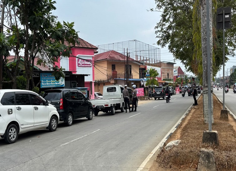 Polisi tertibkan pengendara yang antre BBM di SPBU pesut.(Achmad/Lingkarkaltim)