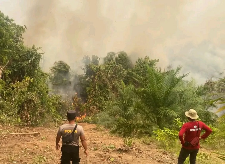Proses Pemadaman Karhutla Wilayah Desa Kota Bangun Ulu (Dok. Polsek Kota Bangun)