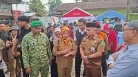 Asisten 1 Muhammad Taufik Hidayat dan Forkopimda meninjau lokasi kebakaran, Jl. AM Alimuddin RT 33, Kelurahan Melayu, Tenggarong, Selasa (6/10/26). (Dilla/lingkarkaltim)