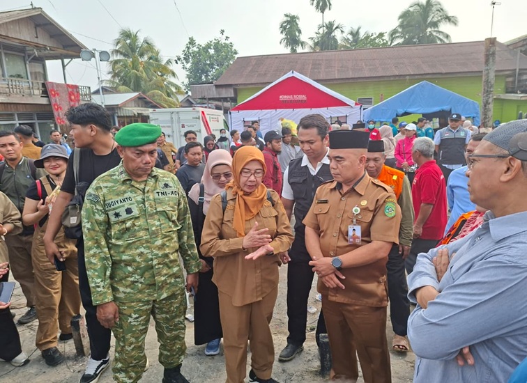 Asisten 1 Muhammad Taufik Hidayat dan Forkopimda meninjau lokasi kebakaran, Jl. AM Alimuddin RT 33, Kelurahan Melayu, Tenggarong, Selasa (6/10/26). (Dilla/lingkarkaltim)
