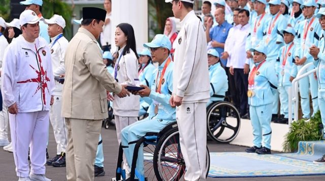 Presiden Prabowo Subianto memberikan bonus dan apresiasi kepada para atlet peraih medali pada Asian Games ke-20 dan Asian Para Games ke-5 Aichi-Nagoya 2026 di halaman Istana Merdeka, Jakarta, pada Kamis (29/10/2026). (dok. BPMI Setpres)