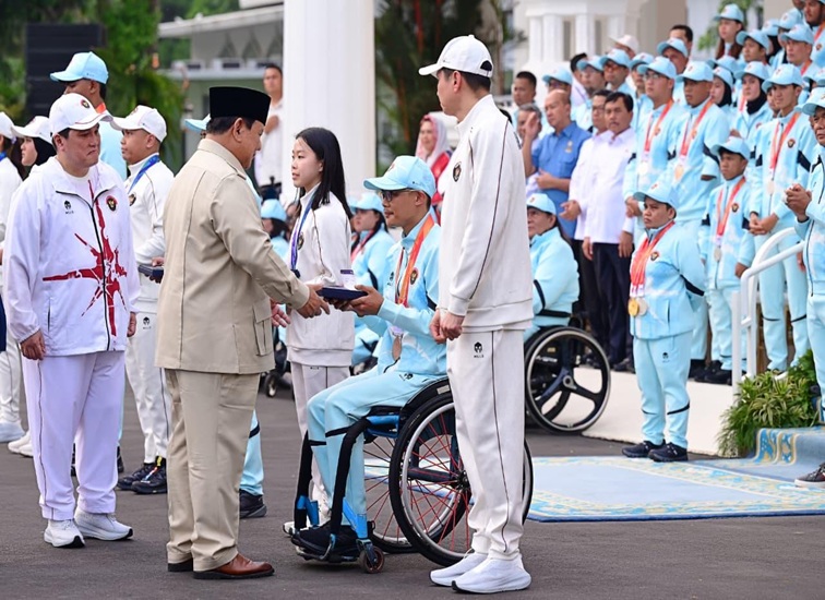 Presiden Prabowo Subianto memberikan bonus dan apresiasi kepada para atlet peraih medali pada Asian Games ke-20 dan Asian Para Games ke-5 Aichi-Nagoya 2026 di halaman Istana Merdeka, Jakarta, pada Kamis (29/10/2026). (dok. BPMI Setpres)