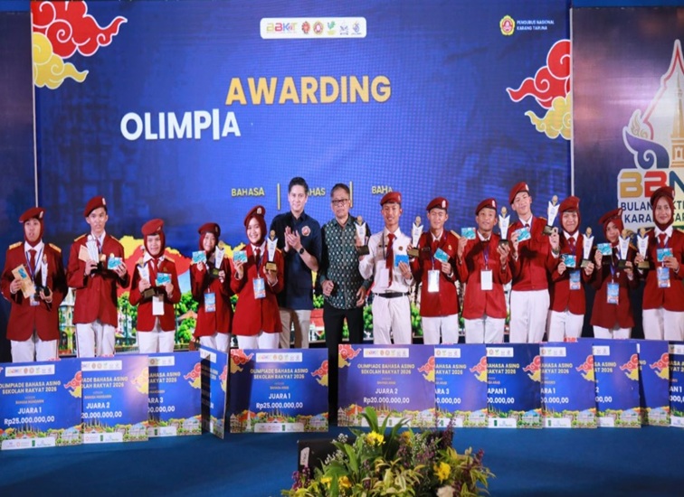 Para penerima penghargaan Pekan Inovasi Sosial 2026 dalam Bulan Bakti Nasional Karang Taruna (BBNKT) Awarding Night 2026 di Yogyakarta, Jum'at (23/10/2026). (Dok. Kemensos RI)