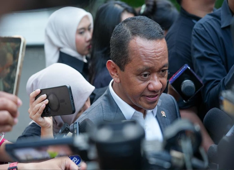 Menteri Koordinator Bidang Hilirisasi dan Transisi Energi Bahlil Lahadalia usai menghadiri pertemuan di Istana Merdeka, Jakarta, Rabu (14/10/2026). (dok. BPMI Setpres)