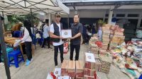 Ketua PWI Kukar Andi Wibowo serahkan bantuan sembako, Jum'at (9/10/2026) (Rizki/Lingkarkaltim)