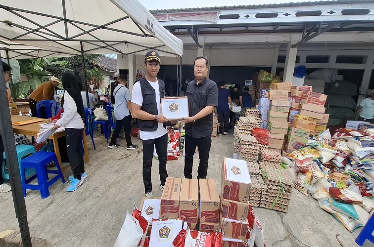 Ketua PWI Kukar Andi Wibowo serahkan bantuan sembako, Jum'at (9/10/2026) (Rizki/Lingkarkaltim)