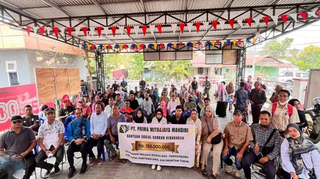 PT PMM dan Teguh Jaya Abadi salurkan bantuan 150juta di Posko Kelurahan  Melayu, Kantor Lurah Melayu, Tenggarong, Kamis (15/10/26). (Dilla/lingkarkaltim)