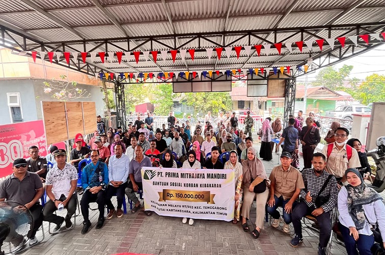 PT PMM dan Teguh Jaya Abadi salurkan bantuan 150juta di Posko Kelurahan  Melayu, Kantor Lurah Melayu, Tenggarong, Kamis (15/10/26). (Dilla/lingkarkaltim)