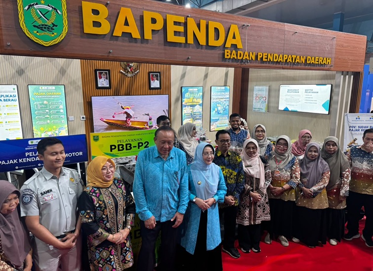 Bayar Pajak Kendaraan Bermotor Melalui QRis Juga Bisa Dilakukan Di Stand Bapenda Berau Ekpose. (Nadzriel/Lingkarkaltim)
