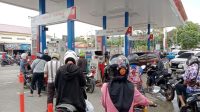 Deretan kendaraan mengular saat mengantre pengisian BBM bersubsidi jenis Pertalite di SPBU 6475103, Jalan Ir H Juanda, Samarinda. (Devi/Lingkarkaltim)