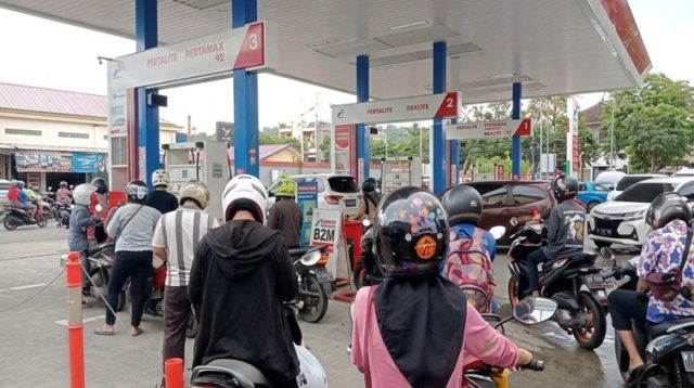 Deretan kendaraan mengular saat mengantre pengisian BBM bersubsidi jenis Pertalite di SPBU 6475103, Jalan Ir H Juanda, Samarinda. (Devi/Lingkarkaltim)