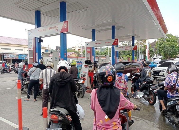 Deretan kendaraan mengular saat mengantre pengisian BBM bersubsidi jenis Pertalite di SPBU 6475103, Jalan Ir H Juanda, Samarinda. (Devi/Lingkarkaltim)