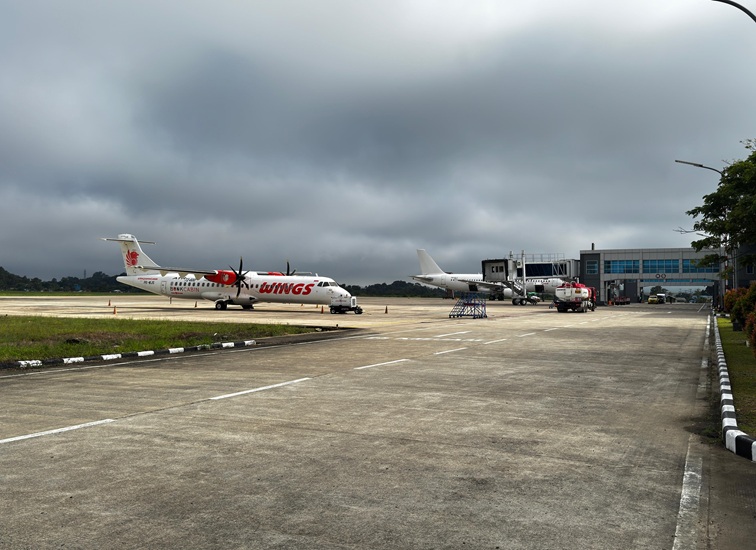 Aktifitas Bandara Kalimarau Dan Kepala Bandara (Nadzriel).