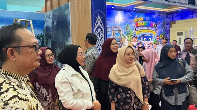 Bupati Berau Sri Juniarsih Mas saat meninjau kesiapan stan pameran di GOR Graha Pemuda, Kamis (15/10/2026). (Nadzriel/Lingkarkaltim)
