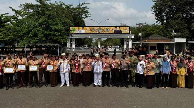 Foto bersama usai apel besar Hari Pramuka ke 65 Kwartir Cabang Gerakan Pramuka Berau.(Adpim Pemkab Berau)