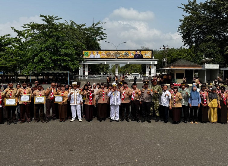 Foto bersama usai apel besar Hari Pramuka ke 65 Kwartir Cabang Gerakan Pramuka Berau.(Adpim Pemkab Berau)