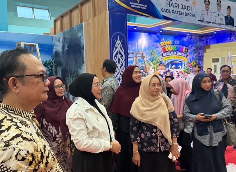 Bupati Berau Sri Juniarsih Mas saat meninjau kesiapan stan pameran di GOR Graha Pemuda, Kamis (15/10/2026). (Nadzriel/Lingkarkaltim)