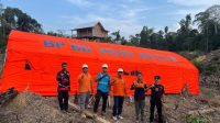 Dukungan untuk tim teknis perbaikan Sauran Udara Tegangan Tinggi 150 Kv di Dumarin.(Nadzril/Lingkarkaltim)