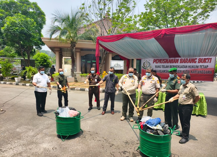 Pemusnahan Barang Bukit Kejari Kukar 