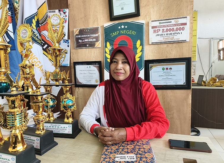 Kepala SMPN 9 Tenggarong, Etik Setijawati.(Far/Lingkarkaltim)